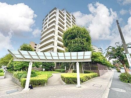 豊かな景色が広がり、四季を通して、爽やかな暮らしが叶う住まいへ。（空の加工を生成AIで行っています）