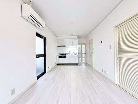 ダイニングとリビングを使い分けしやすいスクエアな空間。家具の配置も自由自在。