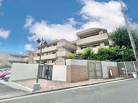 爽やかな青空の下に贅沢なほどに降り注ぐ陽光、豊かな居住性。クオリティが見事に調和した住空間。
