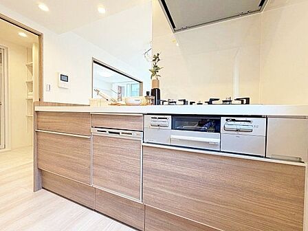 キッチンはリビングダイニングを見渡せる対面式キッチン。家事が捗るように動線を意識した間取りです。