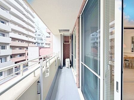 くつろぎの空間を演出するバルコニー。開放感と爽やかな風を感じていただけると思います。