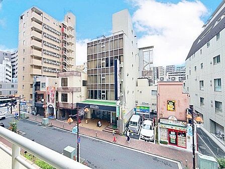 さまざまな表情の景色を眺めながら、くつろぎのひとときをお過ごしいただけます。(空の加工を生成AIで行っています)