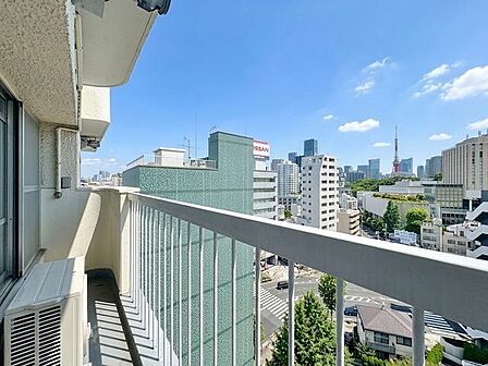 くつろぎの空間を演出するバルコニー。開放感と爽やかな風を感じていただけると思います。