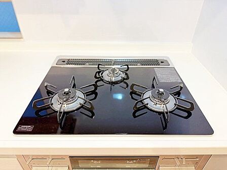 忙しいときでも一度にたくさんの料理が作れる3口コンロ。使い勝手の良さを考えました。