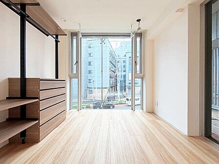 開口部が広く、たくさんの陽を取り入れます。開放的な空間を演出します。