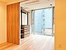 洋室：大きな窓からたっぷりと陽光が注がれる明るい空間。時を忘れて過ごせるお部屋。