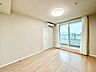子供部屋：大きな窓からたっぷりと陽光が注がれる明るい空間。時を忘れて過ごせるお部屋。
