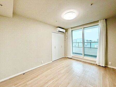 大きな窓からたっぷりと陽光が注がれる明るい空間。時を忘れて過ごせるお部屋。