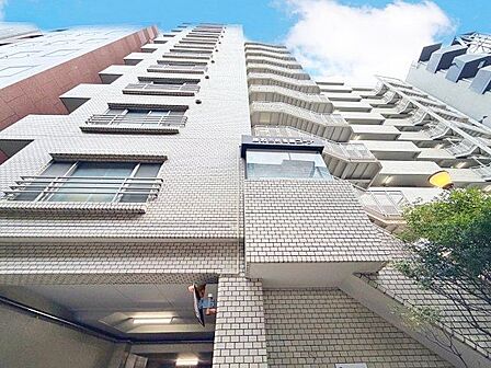 明るさとぬくもりを感じる、落ち着いた佇まい。ずっと色あせない、愛情の持てる外観。(空の加工を生成AIで行っています)