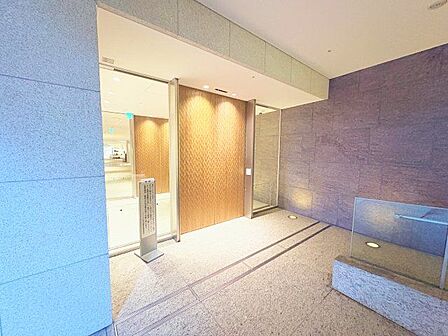 外と内をつなぐエントランスは、まさに顔となる場所。シンプルながらも上質な空間を作り出します。