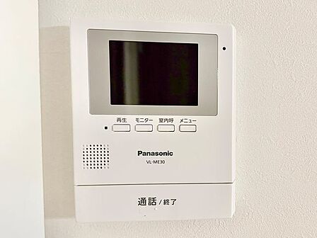来訪者の確認ができるモニター付きインターホン完備。
