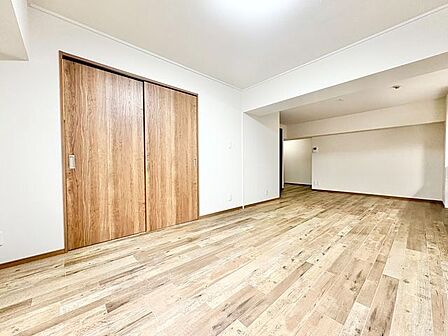 落ち着いた雰囲気のリビングダイ二ング。伸びやかな空間のなかで、ゆったりとしたひとときを過ごせます。