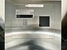 エントランス：オートロック機能付で、安心のセキュリティ。毎日の暮らしを優しくサポートしてくれます。