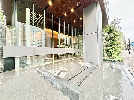 格調高いデザイン性を持つエントランスは、住む方のプライドを満たすクオリティ。