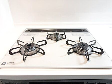 忙しいときでも一度にたくさんの料理が作れる3口コンロ。使い勝手の良さを考えました。