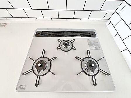 忙しいときでも一度にたくさんの料理が作れる3口コンロ。使い勝手の良さを考えました。