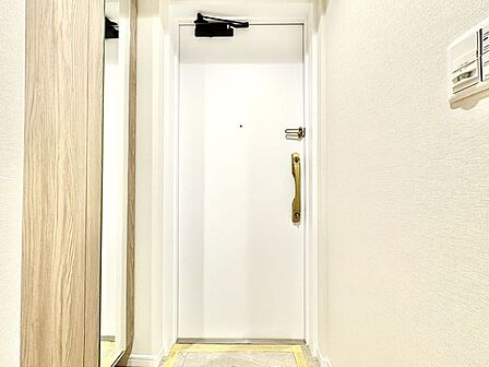 住まいの顔となる玄関は、落ち着きと華やぎの満ちた空間に。