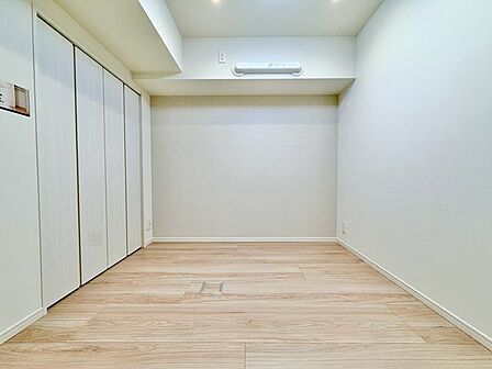 ナチュラルカラーのフローリングのお部屋は、温かみを感じさせリラックスをもたらす効果があります。