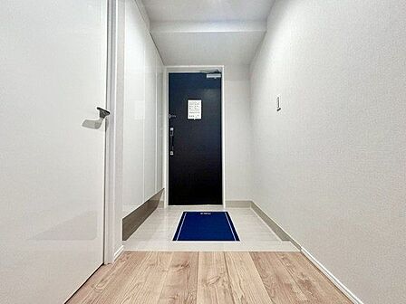 毎日出入りに使う玄関は外出する時は爽やかに、帰宅するときはホッとする落ち着いた空間へ。