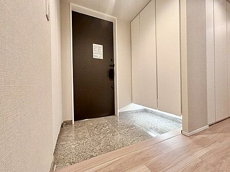 玄関はお家の顔としてすっきりとした素敵な空間に。印象のよい玄関は爽やかな住まいへの入り口です。