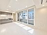 リビング/ダイニング：太陽の恵みを一気に受けたあたたかいお住まい。明るく風通しの良い開放感のある空間。（空の加工を生成AIで行っています）