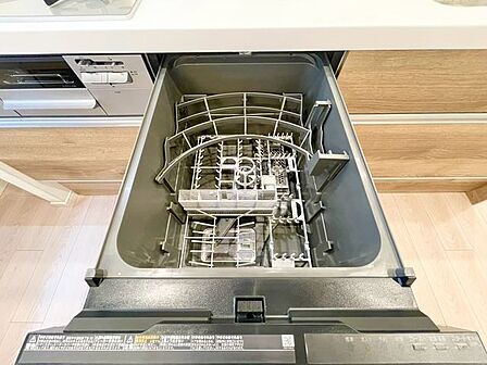ビルトイン食洗機は作業台が広く使え、見た目もスッキリ。節水や節電も充実して家事の手助けをしてくれます。