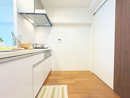 キッチンはリビングダイニングを見渡せる対面式キッチン。家事が捗るように動線を意識した間取りです。
