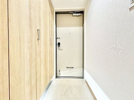 毎日出入りに使う玄関は外出する時は爽やかに、帰宅するときはホッとする落ち着いた空間へ。