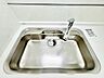 キッチン：大きな調理器具や食器類もゆったり洗えるシンクです。