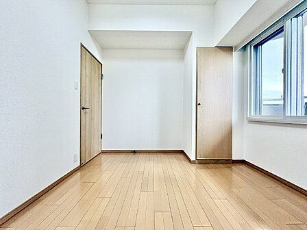 明るい色味の床は、部屋を明るく清潔な印象に見せる効果あり。圧迫感が少くゆったりと感じる事ができます。