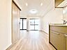 室内：開放感と明るさをもたらす魅力のリビング。キッチンスペースまで明るくなります。