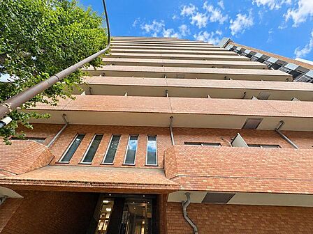 爽やかな青空の下に贅沢なほどに降り注ぐ陽光、豊かな居住性。クオリティが見事に調和した住空間。