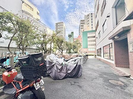 敷地内バイク置場。