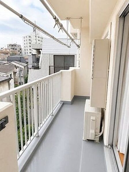バルコニーは、日当り良好です。開放感と爽やかな風を感じていただけると思います。