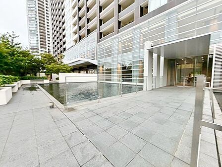 外と内をつなぐエントランスは、まさに顔となる場所。シンプルながらも上質な空間を作り出します。