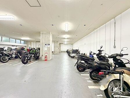 敷地内バイク置き場。