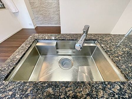 キレイなお水がいつでも、安心して飲める浄水器内蔵型水栓付き。