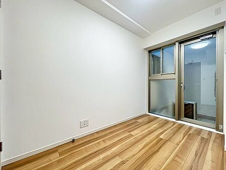 大きな窓からたっぷりと陽光が注がれる明るい空間。時を忘れて過ごせるお部屋。