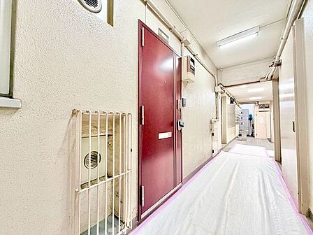 玄関ドアを開けると、リノベーションされ生まれ変わった室内がお出迎え。