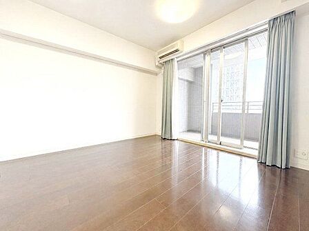 開口部が広く、たくさんの陽を取り入れます。窓を開ければ気持ちよい風が舞い込んできそうです。