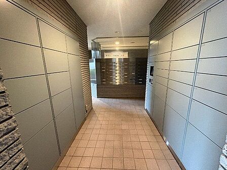 お仕事やお出かけで荷物が受け取れない時も大変便利な宅配ボックス完備。