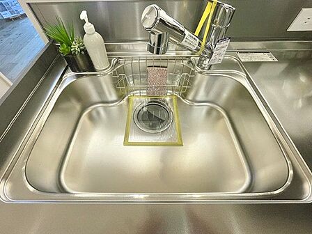 キレイなお水がいつでも安心して飲める浄水器付。