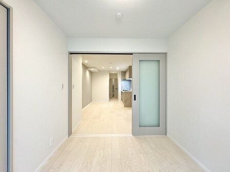 木のぬくもりを感じられる、のびのびとした明るい洋室です。いつまでも快適に暮らせる空間が広がります。