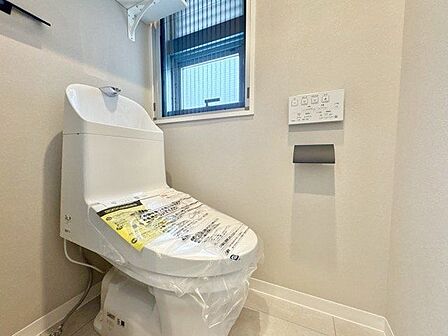 換気と明るさに配慮した、清潔感溢れるトイレ。落ち着いた空間で安らぎのひとときをお過ごしいただけます。