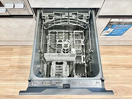 ビルトイン食洗機は作業台が広く使え、見た目もスッキリ。節水や節電も充実して家事の手助けをしてくれます