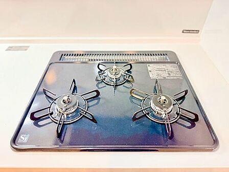 忙しいときでも一度にたくさんの料理が作れる3口コンロ。使い勝手の良さを考えました。