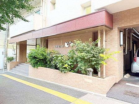 エントランスの脇に緑を植栽してあります。緑は心理学的に人の心をリラックスさせる効果があります。