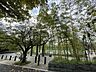 周辺：新宿区立みなみもと町公園 440m