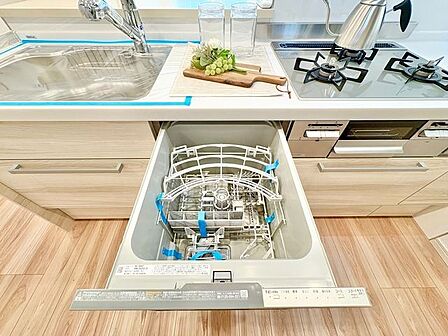 ビルトイン食洗機は作業台が広く使え、見た目もスッキリ。節水や節電も充実して家事の手助けをしてくれます。