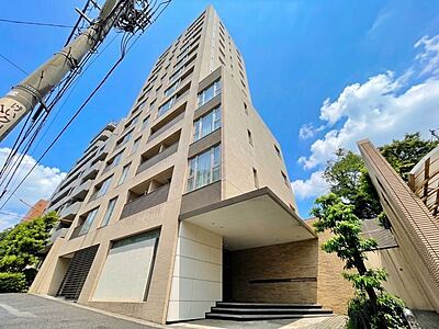 外観：流行に左右されず、将来にわたって価値が継続する「上質」な佇まい。（空の加工を生成AIで行っています。）